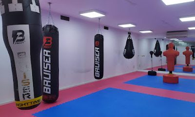 Realiza tu entrenamiento de Muay Thai en el gimnasio Clases de Artes Marciales , Boxeo , Kickboxing en Córdoba Spahira Gym